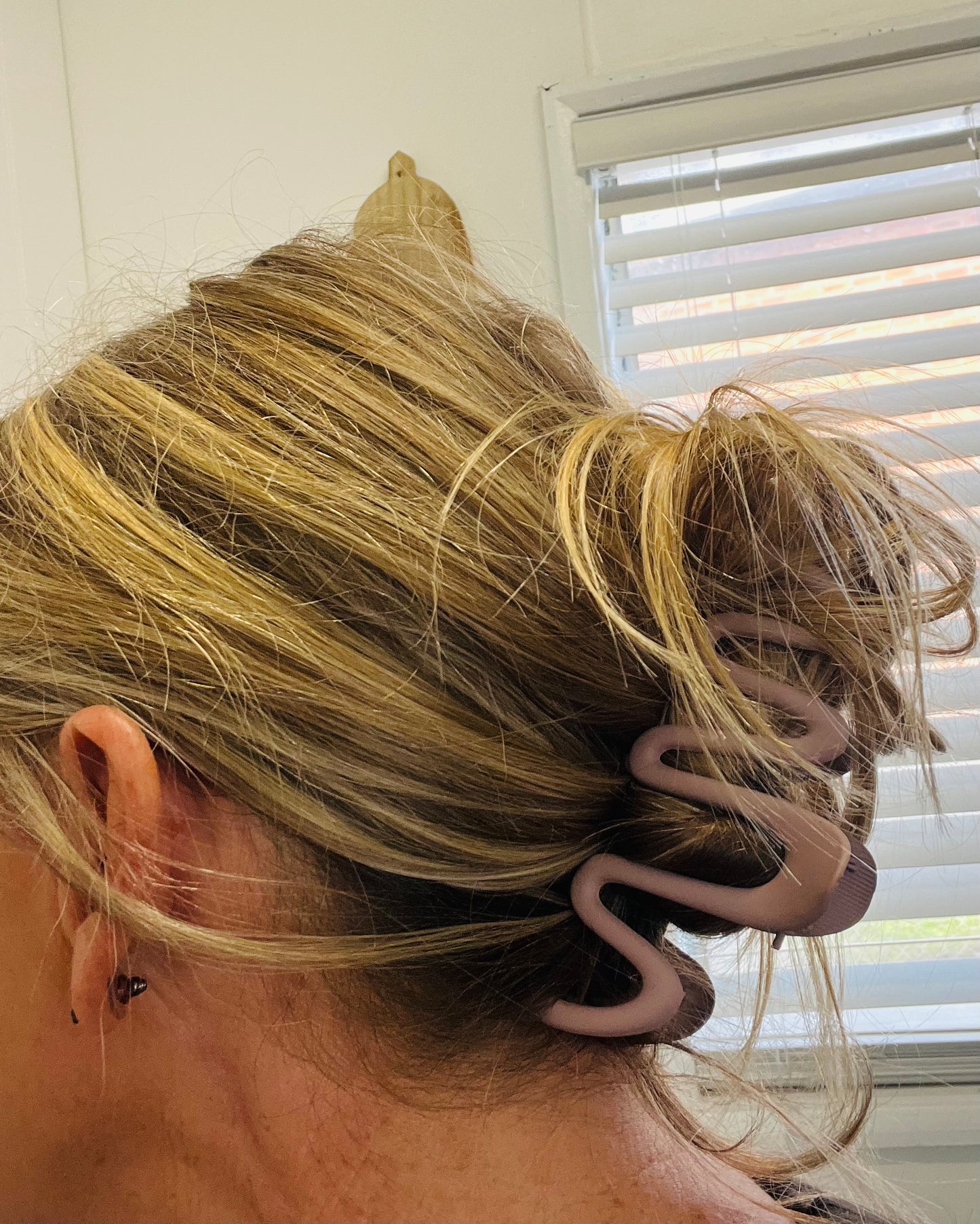 Sundy Mrnin Wavy Pastel Metal Hair Clip