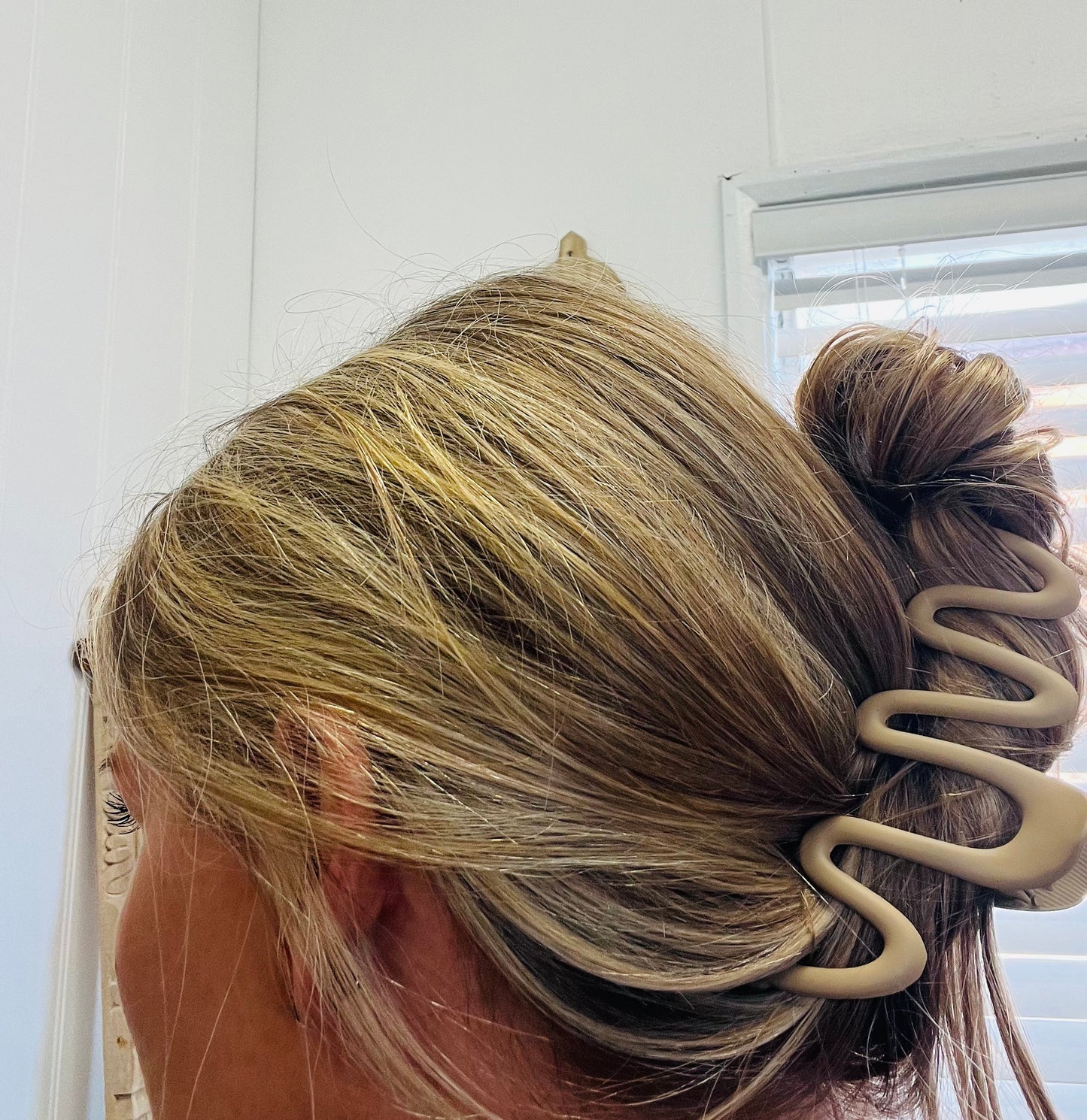 Sundy Mrnin Wavy Pastel Metal Hair Clip